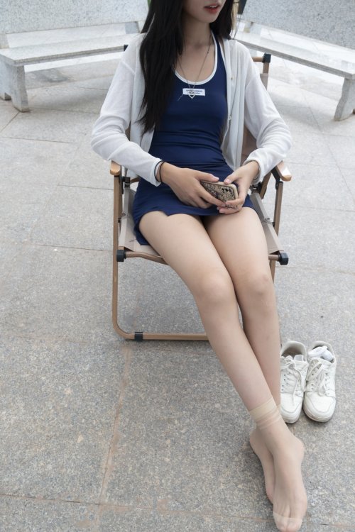 公园户外包臀裙短丝高跟学妹