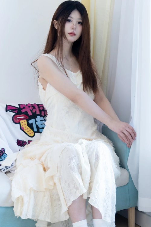 曲奇 皮鞋白棉袜裸足