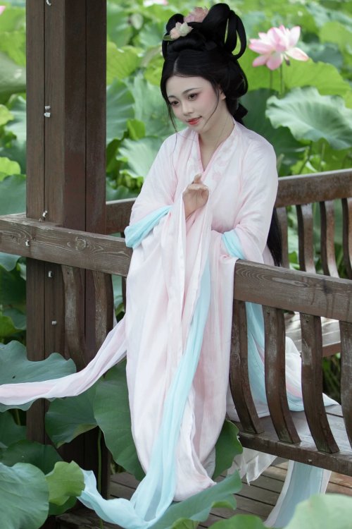 别有娉婷 谨陬捌