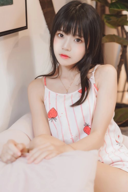 甜甜之唇边小草莓