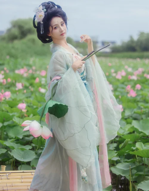 风吹荷花香 飘飘不吃草